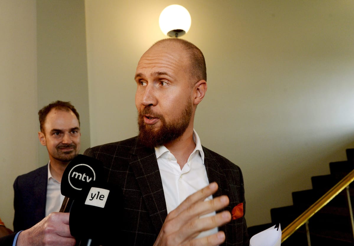Vihreiden puheenjohtaja Touko median piirittämänä eduskunnassa Helsingissä 6. syyskuuta.