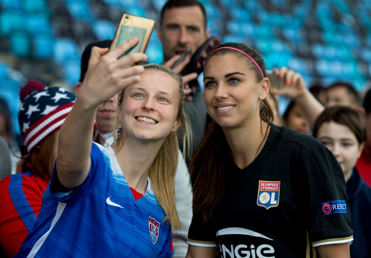 Fani kuvaa selfietä Alex Morganin kanssa