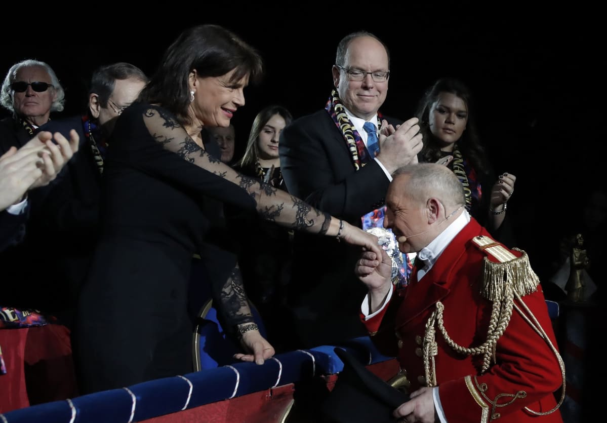 Prinsessa Stephanie, sirkustirehtööri Petit Gougou ja ruhtinas Albert II.