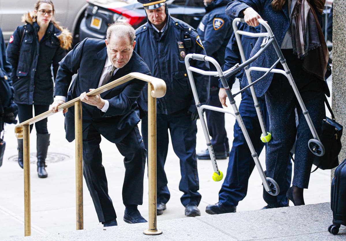 Weinstein saapuu oikeudenkäyntiin.