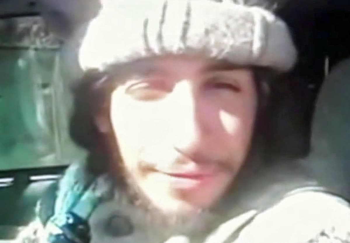Kuva Isisin päiväämättömästä propagandavideosta, jossa sanotaan esiintyvän Abdelhamid Abaaoud.
