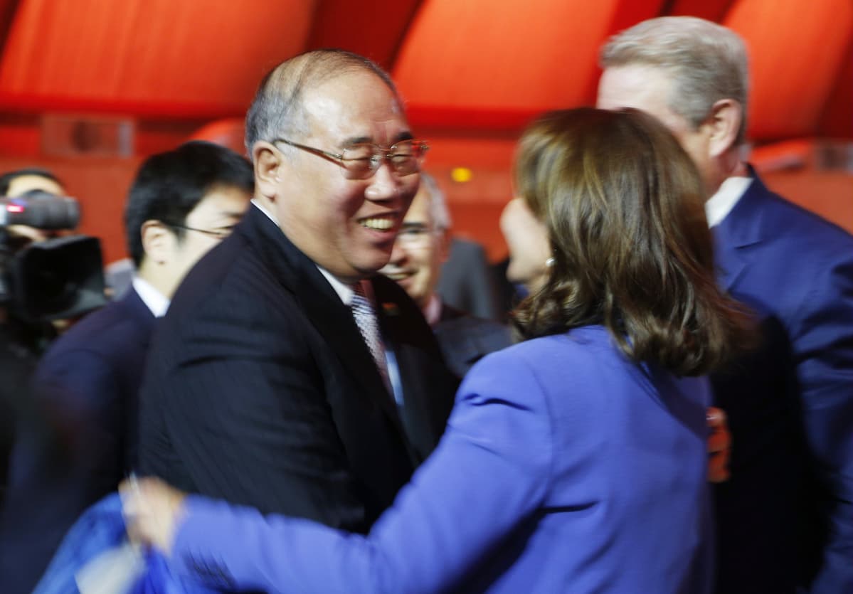 Kiinan edustaja Xie Zhenhua, Ranskan ympäristöministeri Segolene Royal ja Yhdysvaltain varapresidentti Al Gore Pariisin ilmastokokouksessa 12. joulukuuta.