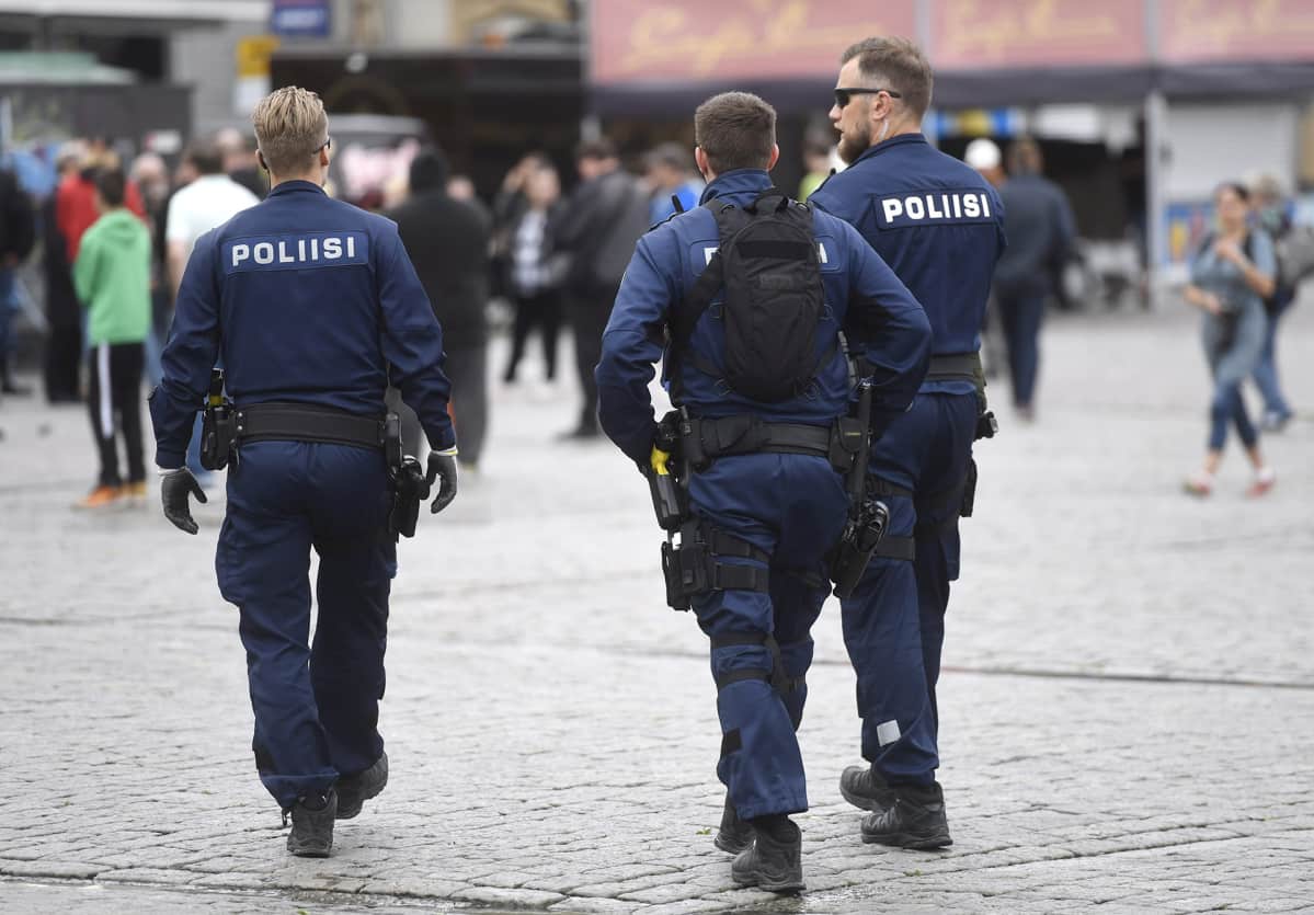 Poliisi partioi Turussa.