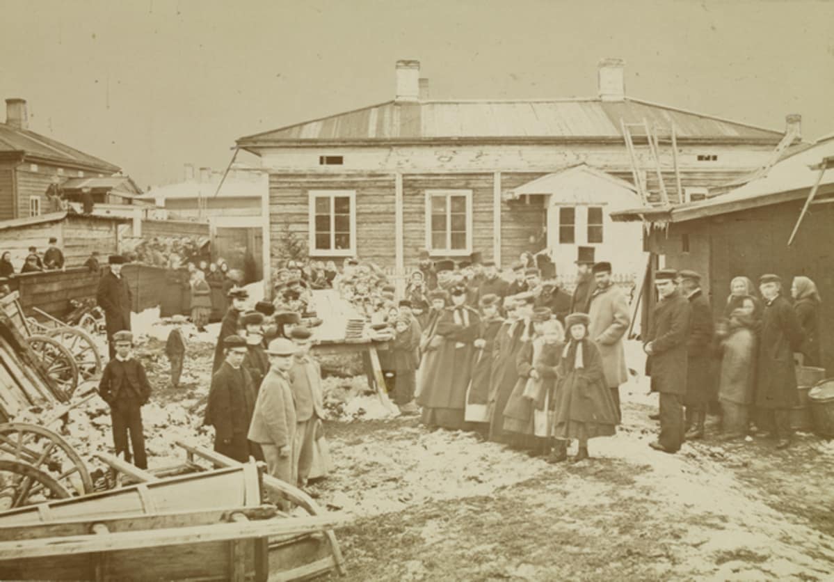Nälkävuoden 1868 pitkänäperjantaina sadalle köyhälle tarjottu päivällinen.