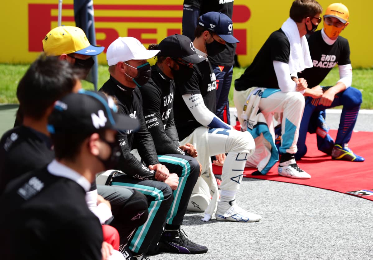 Valtteri Bottas ja Lewis Hamilton polvistuivat ennen kauden toista osakilpailua.