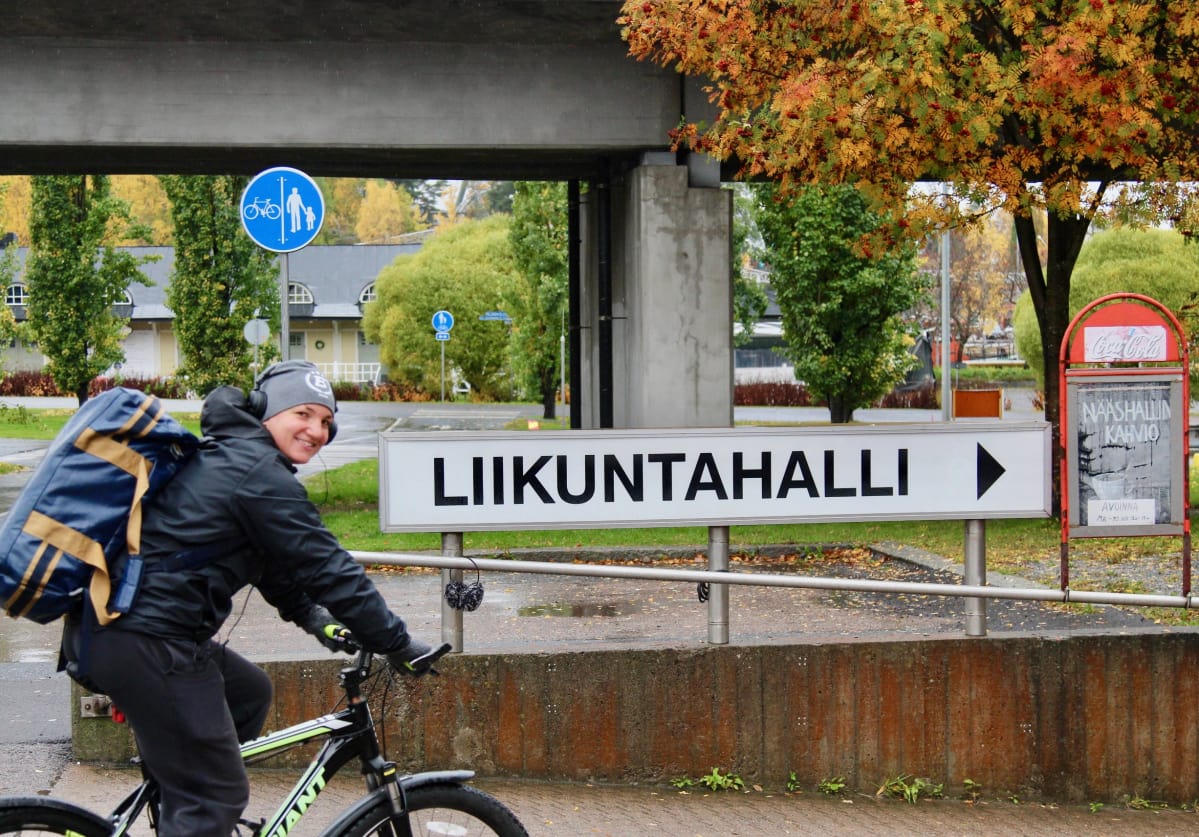 Elina Gustafsson pyöräilee harjoituksiin