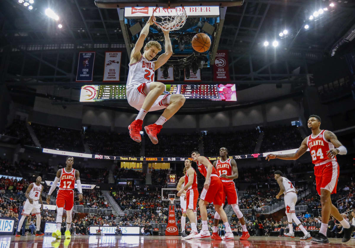 Lauri Markkanen ravisuttaa korirautaa.