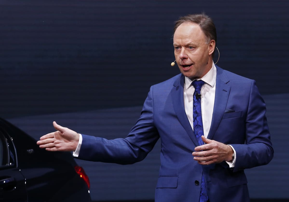 BMW:n Ian Robertson puhuu automessuilla.