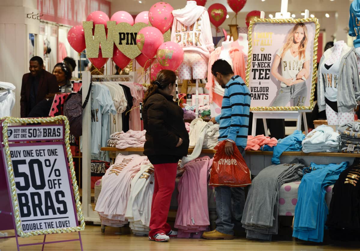 Shoppailua Yhdysvalloissa atlantalaisessa kauppakeskuksessa Black Friday -alekampanjan aikaan. A file photo dated 23 November 2012 showing customers shopping at a Pink store on Black Friday at the Lenox Square Mall in Atlanta, Georgia, USA.