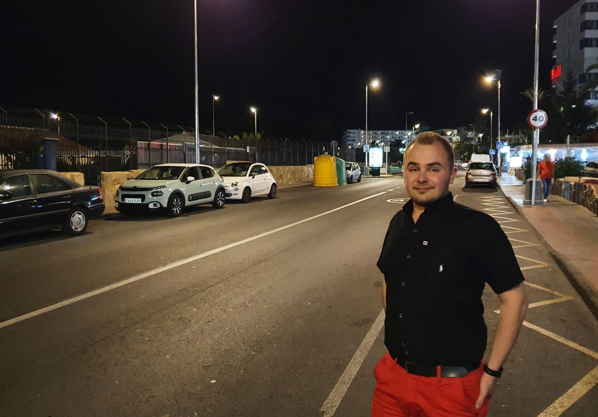 Aleksi Pöytäkangas tyhjällä kadulla Gran Canarialla.