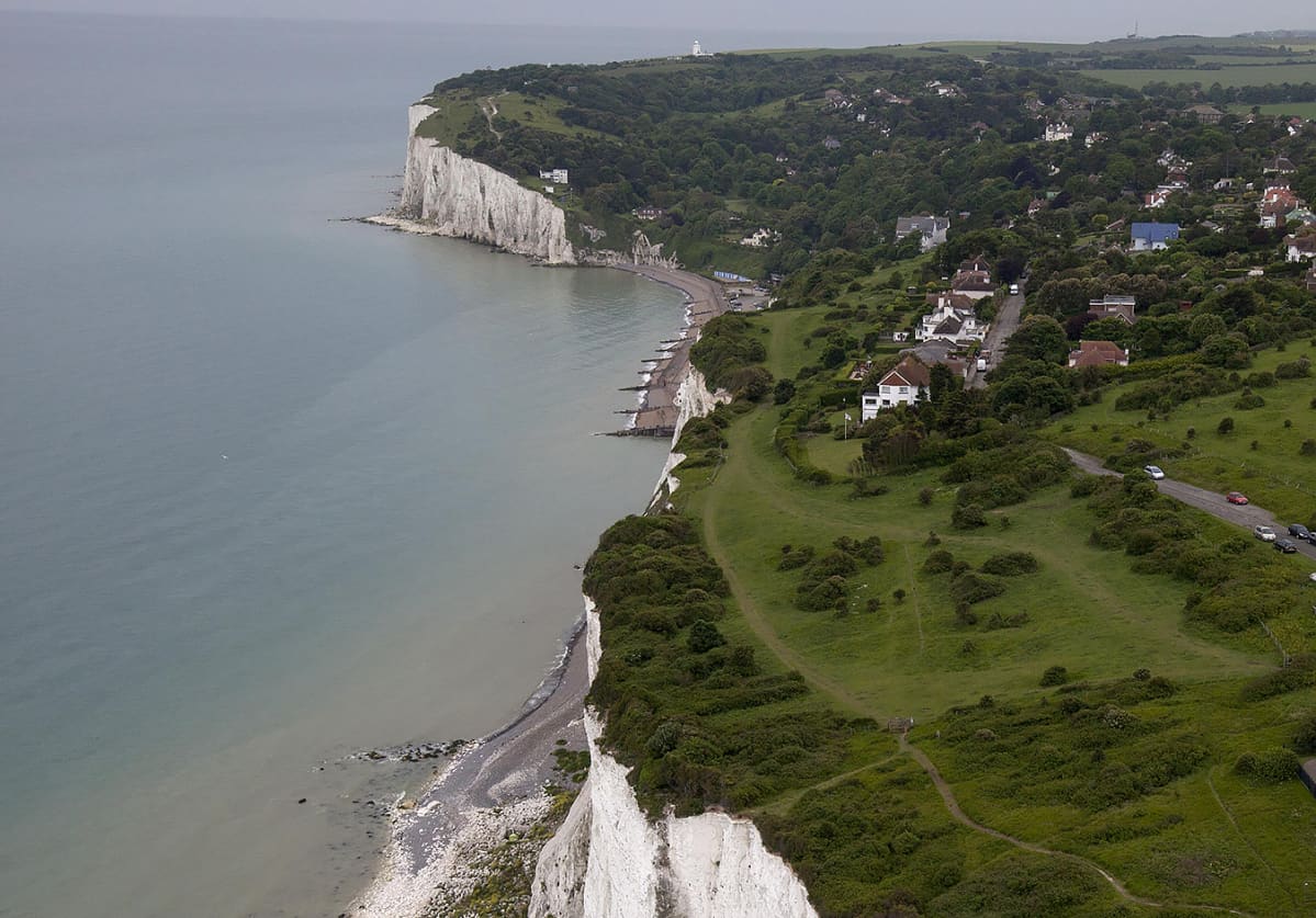 Doverin valkoiset kalliot Britanniassa.