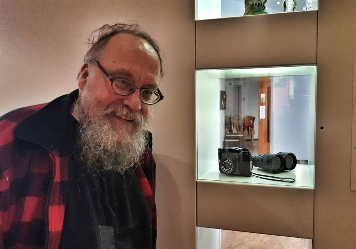 Hannu Hautala ja ensimmäiset kiikari ja kamera.