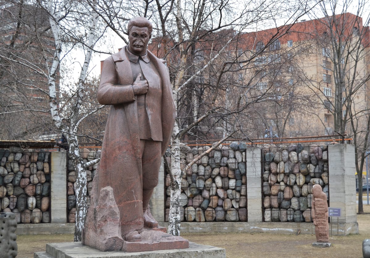 Vahingoittunut Stalin-patsas vainojen uhrien muistomerkin edessä Moskovassa.