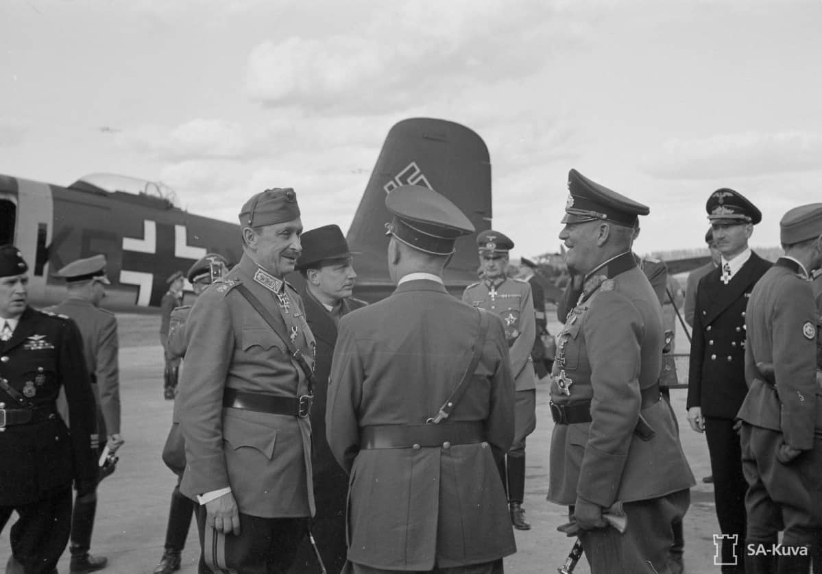 Marsalkka Mannerheim tervehtii Adolf Hitleriä lentokentällä