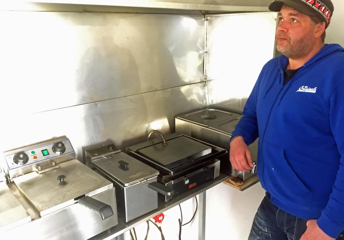 Jukka Turkia grillinsä sisällä