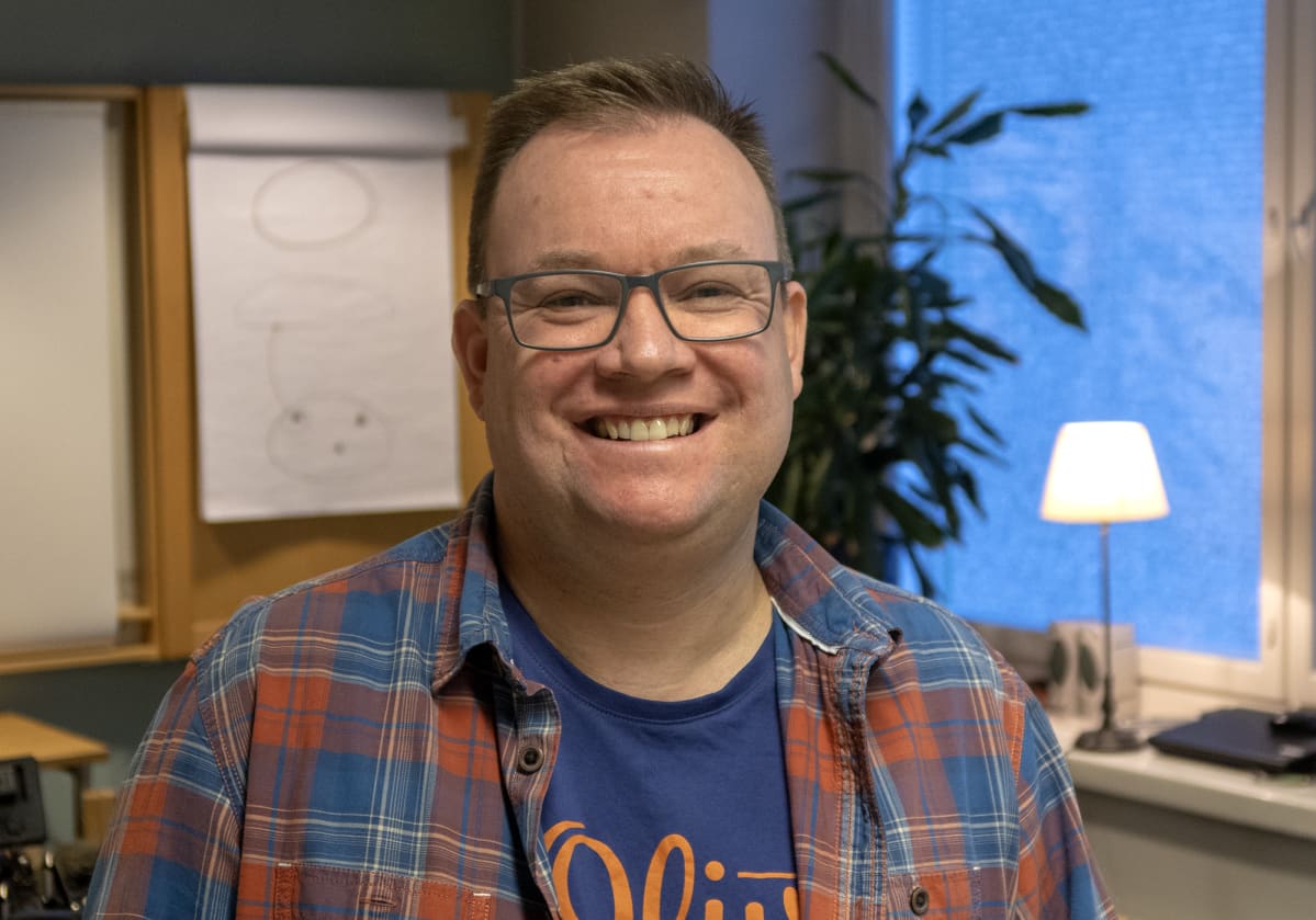 Hymyilevä mies, FinFami ry Pirkanmaan projektikoordinaattori Howard Byde