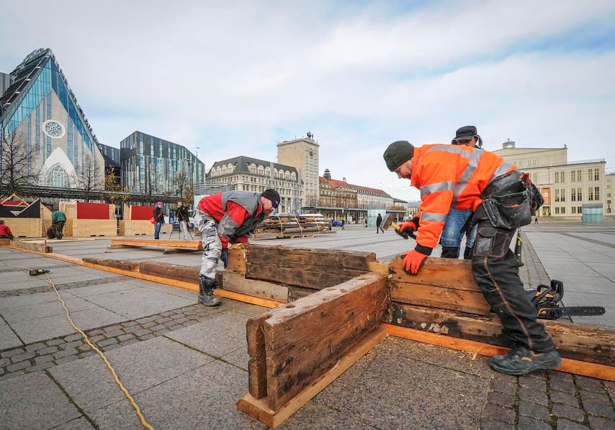 Leipzigin joulutorille rakennetaan hirsitaloa.