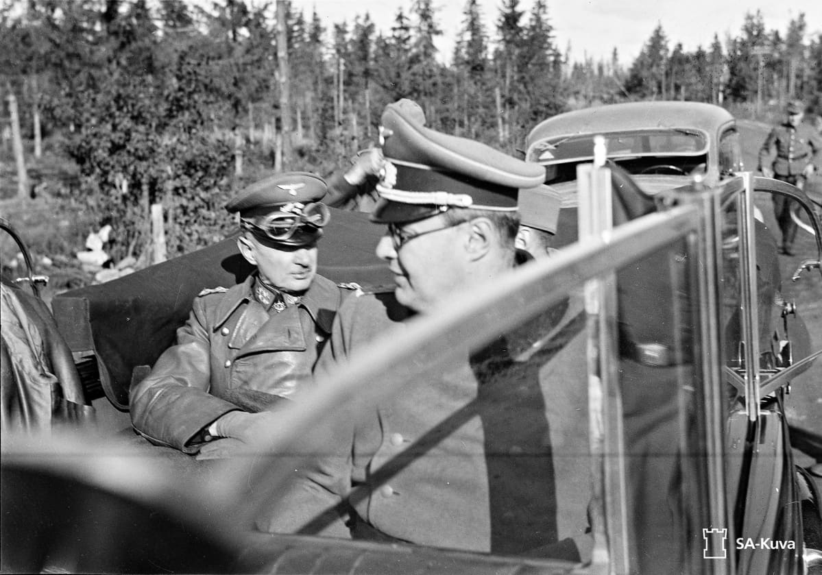 Kenraali Erfurth (takana) autossaan Viipurin alueella.