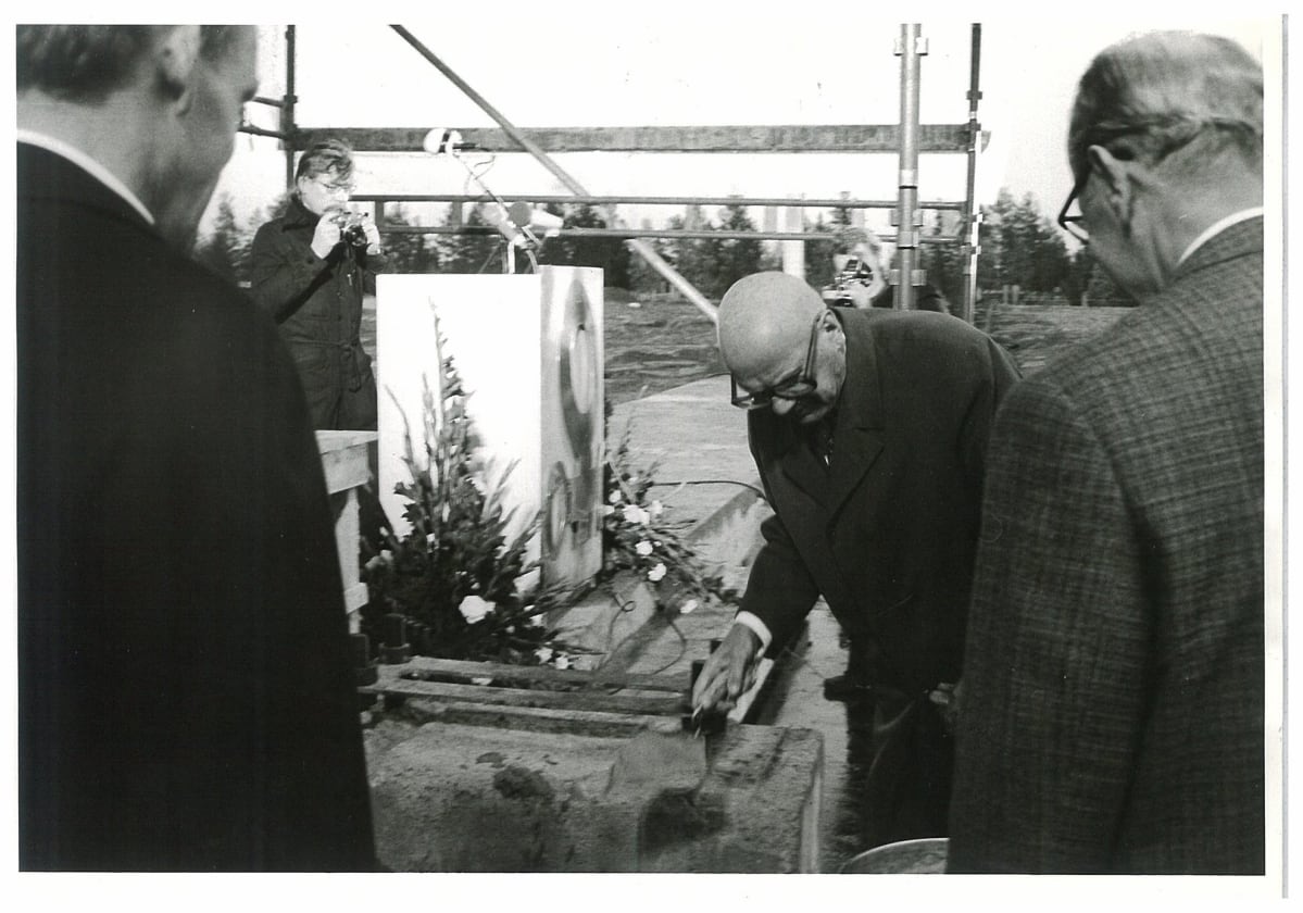 Presidentti Urho Kekkonen muuraa Outokummun Tornion jaloterästehtaan peruskiveä syyskuussa 1974.