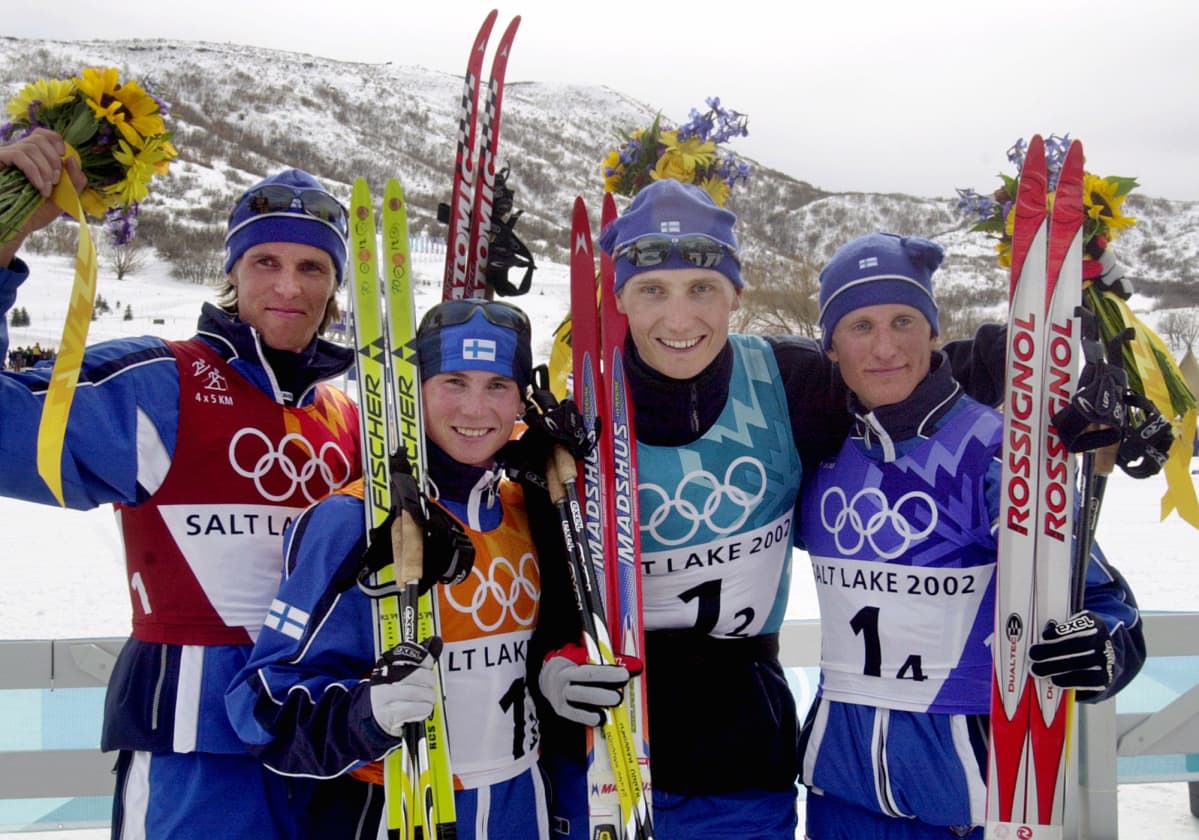 Jari Mantila, Jaakko Tallus, Hannu Manninen ja Samppa Lajunen juhlivat olympiakultaa vuonna 2002.