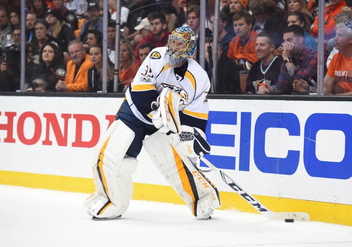 Pekka Rinne pysäyttää kiekon laidassa.