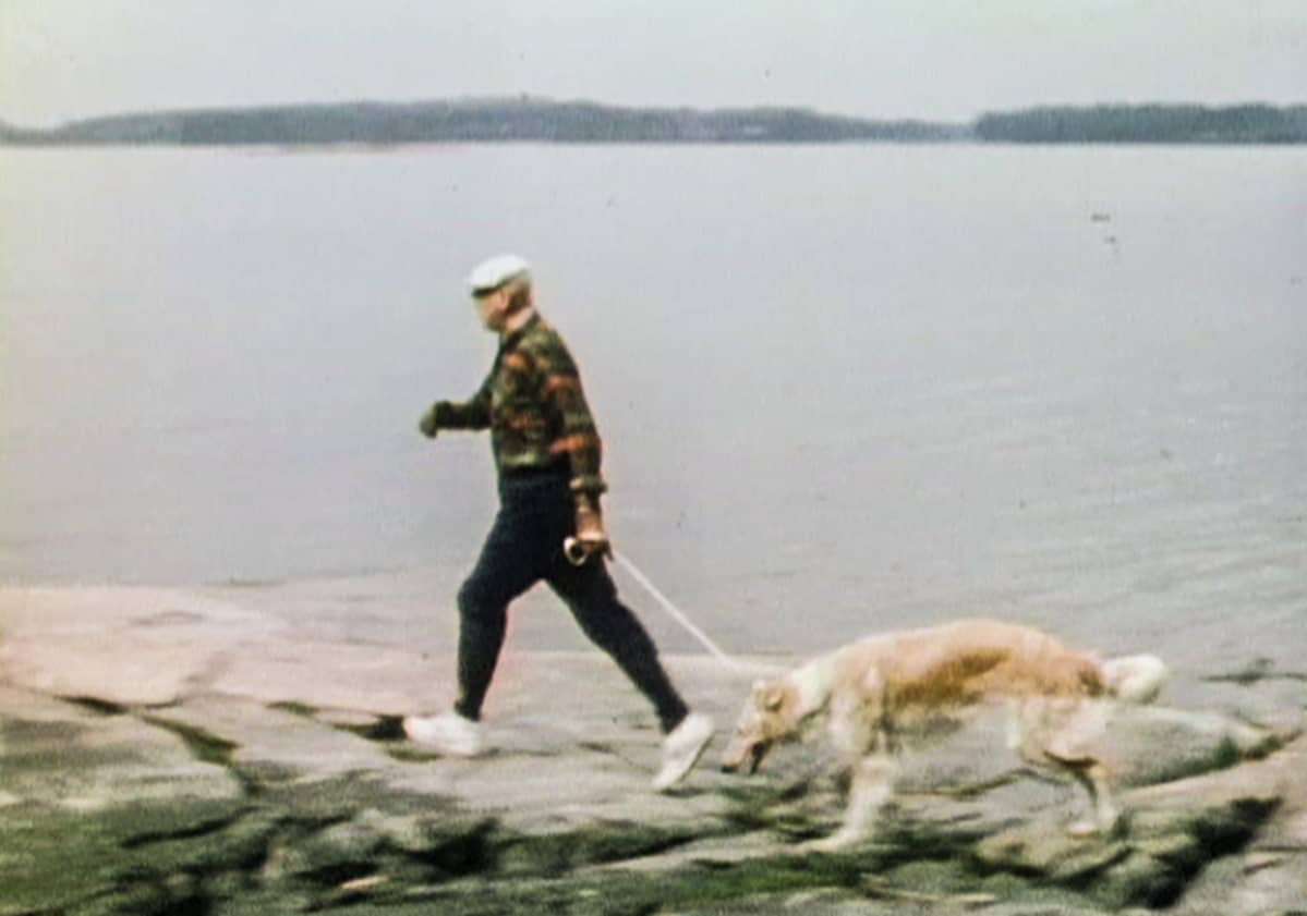 Urho Kekkonen lenkkeilemässä koiransa kanssa.