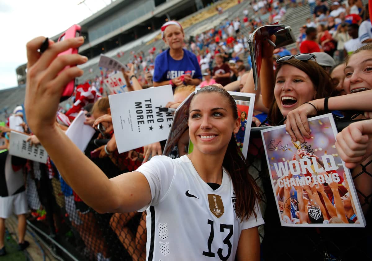 Alex Morgan sai faneilta kunnioitusta mestaruuskieruteella 2015, mutta kaikkialla olosuhteet eivät olleet kunnossa.