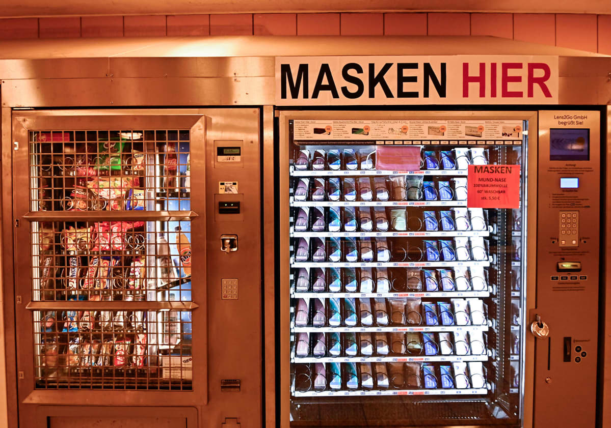 Hengityssuojaimia myydään automaateissa berliiniläisellä metroasemalla.