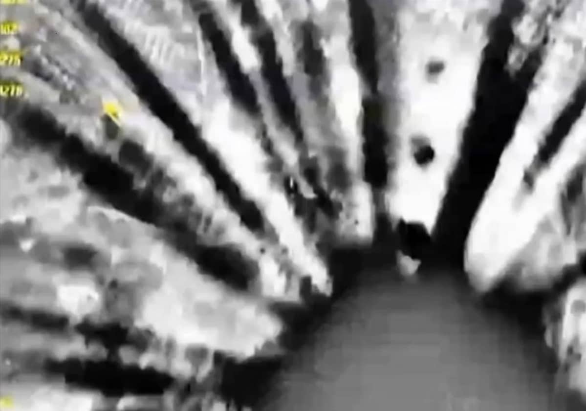 Kuvakaappaus Venäjän puolustusministeriön julkaisemasta videosta, jossa Venäjän mukaan näkyy ilmaisku Isisin tukikohtaa vastaan Raqqan kaupungin lounaispuolella 1. lokakuutta.