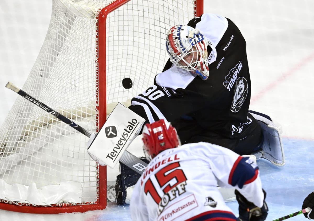 TPS:n maalivahti Ukko-Pekka Luukkonen ja HIFK:n Anton Lundell jääkiekon uuden 3v3 Super Series -formaatin avausturnauksen ottelussa TPS-HIFK Turussa.