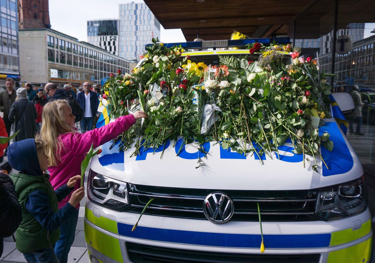 Kukkia Sergelin torilla mielenilmauksessa 9. huhtikuuta.