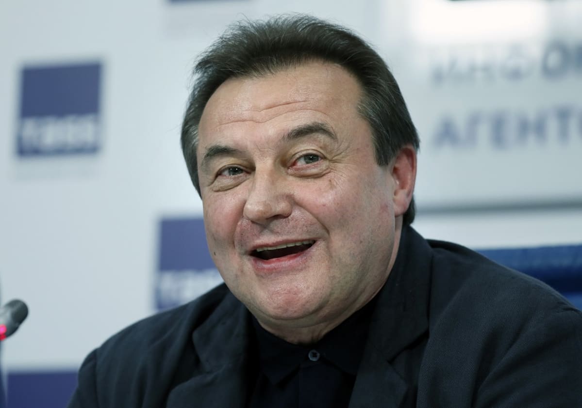 Aleksei Utšitel hymyilee tiedotustilaisuudessa.