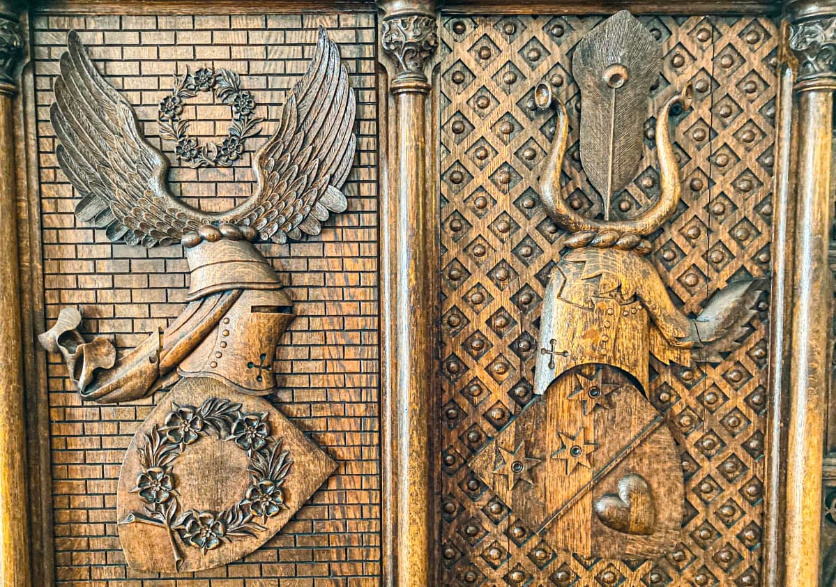 Suitian kartanon ritarihuoneen puupaneeli. Carl Edward Österblom -kuvanveistäjä on tehnyt paneloinnin 1800-1900 lukujen vaihteessa.