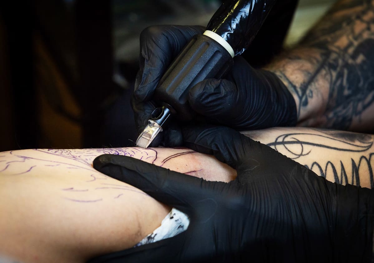 Tatuointia tehdään käsivarteen.