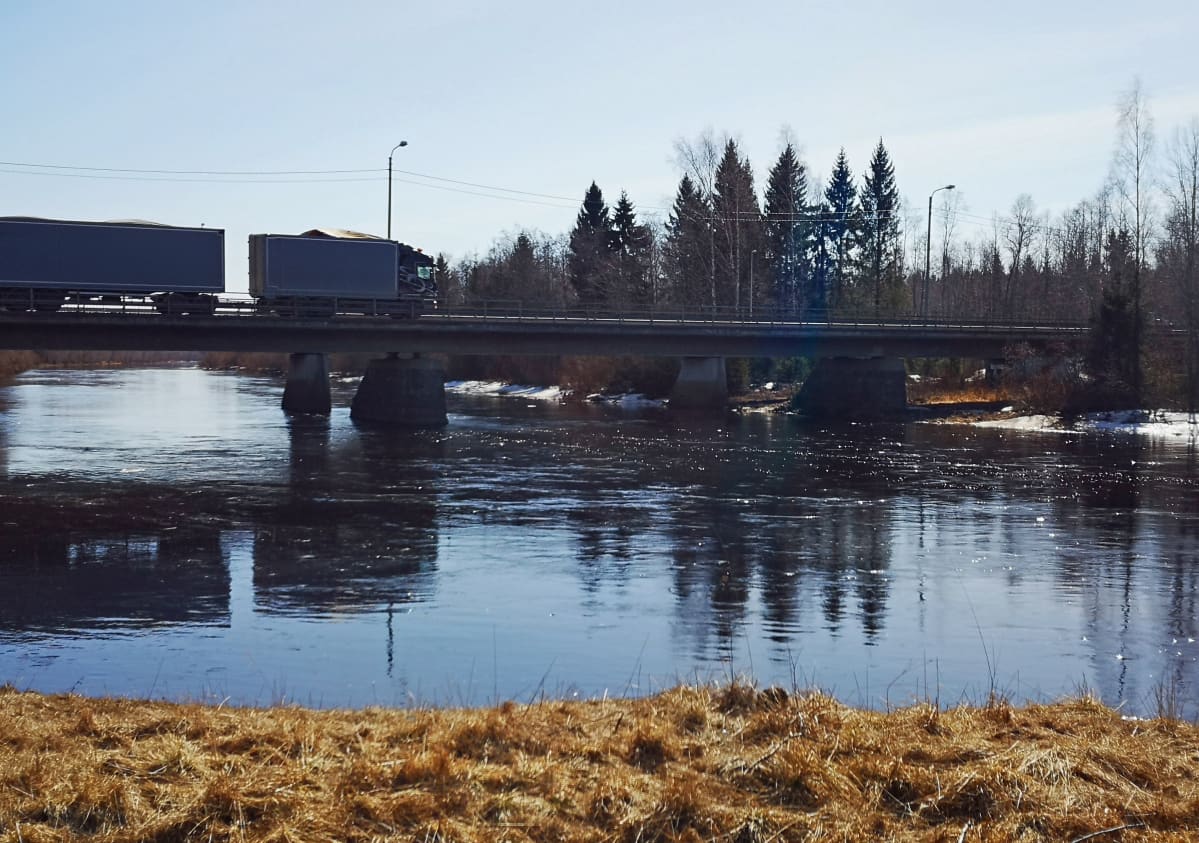 Rekka ylittää Perhonjoen Storån siltaa pitkin Kokkolassa.