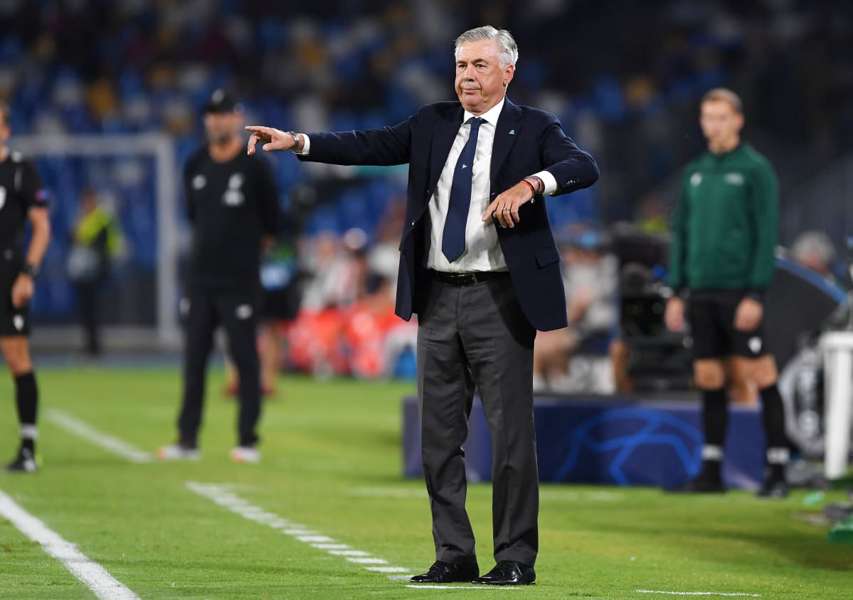 Carlo Ancelotti kentän laidalla.