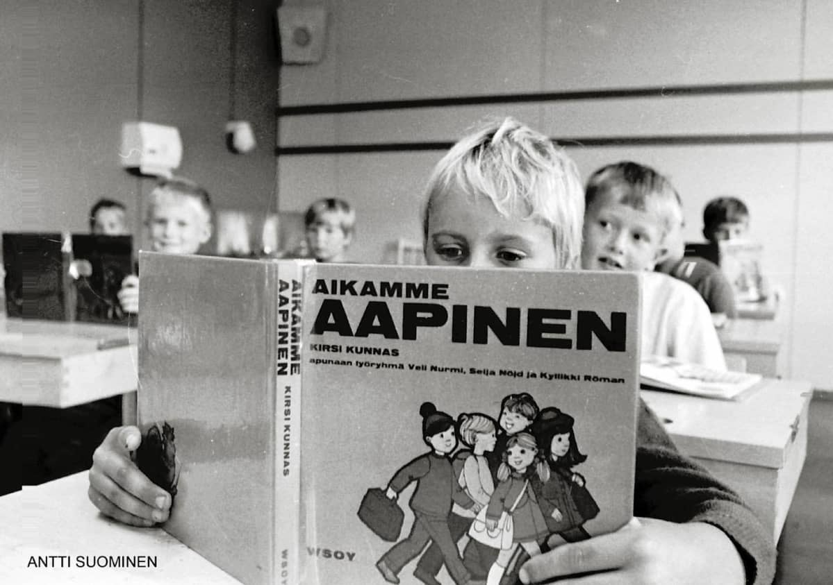 koululainen lukee Aapista