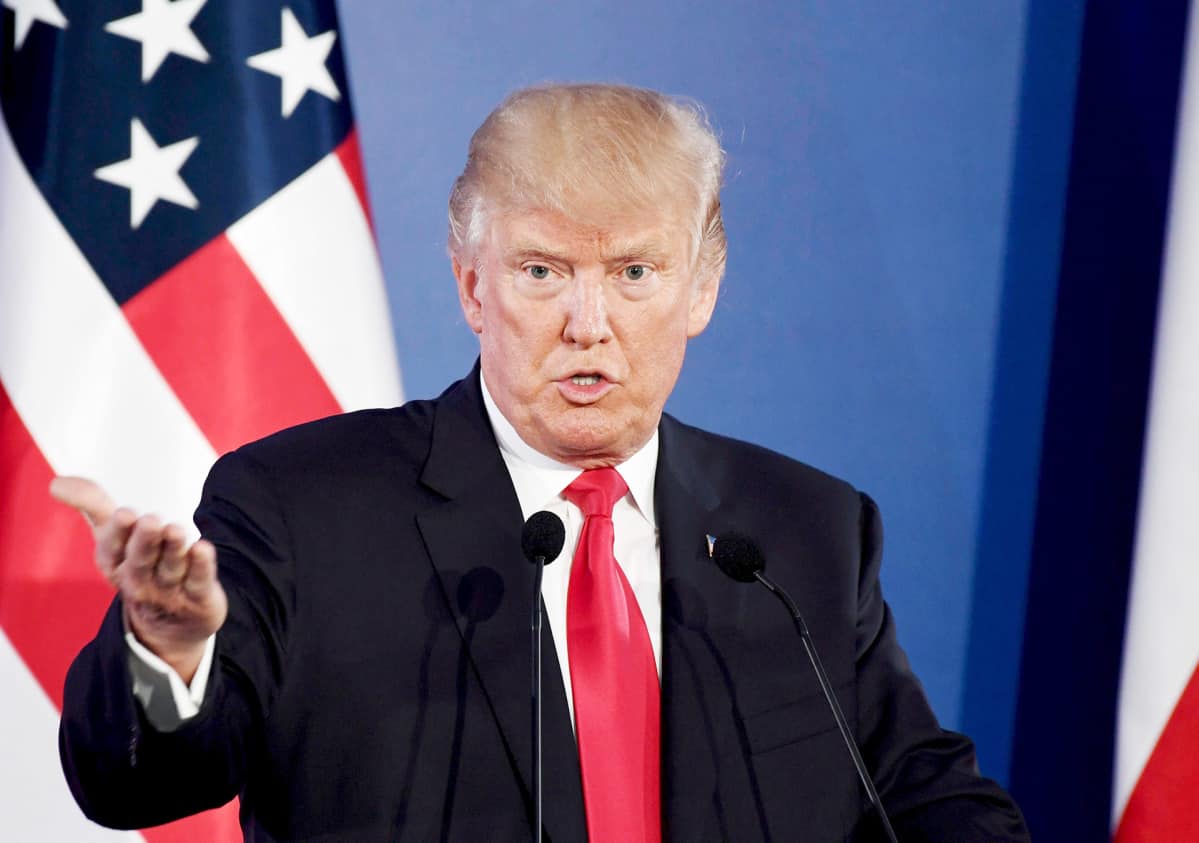 Donald Trump tiedotustilaisuudessa Varsovassa.