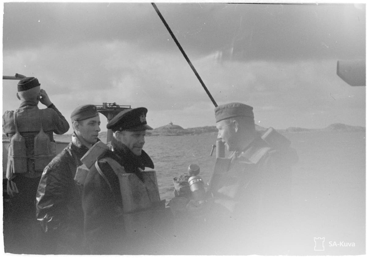 Miehistöä tykkiveneen kannella Somerin taistelussa 9.7.1942.