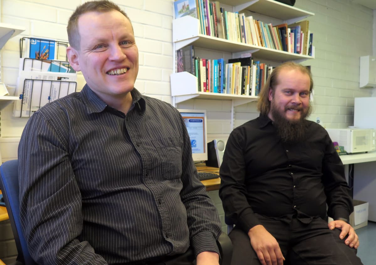 Jori Mäntysalo ja Kaj Torrkulla istuvat Tampereen vapaa-ajattelijat ry:n toimistossa Yliopistokadulla.