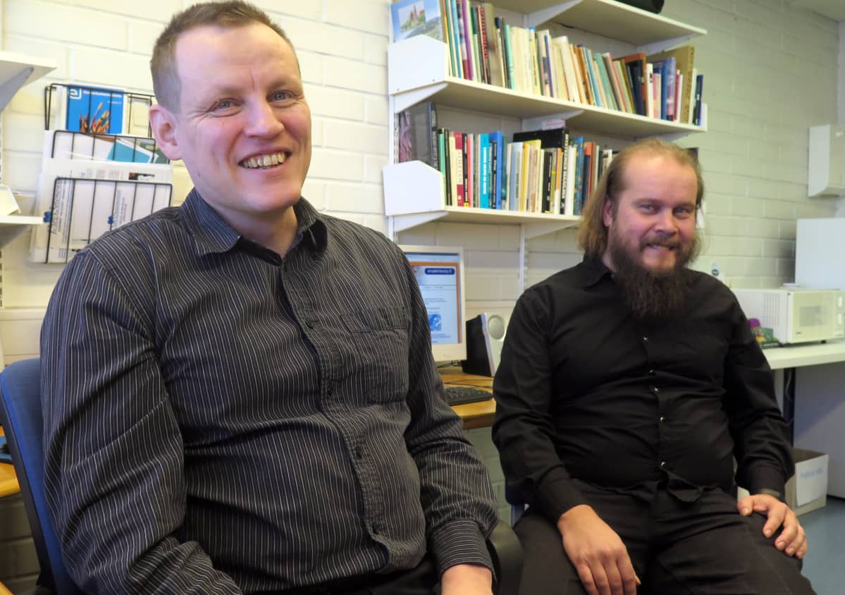 Jori Mäntysalo ja Kaj Torrkulla istuvat Tampereen vapaa-ajattelijat ry:n toimistossa Yliopistokadulla.