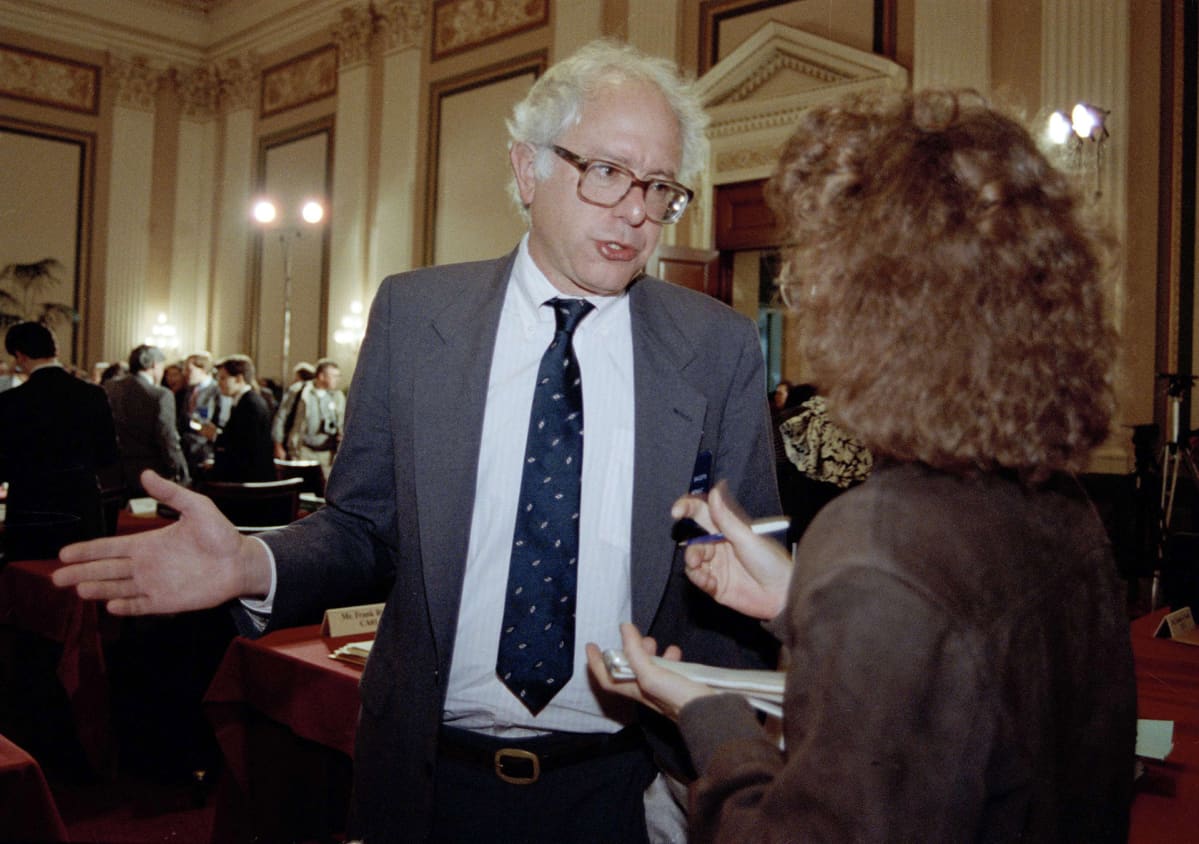 Bernie Sanders tutustumassa kongressiin 1990