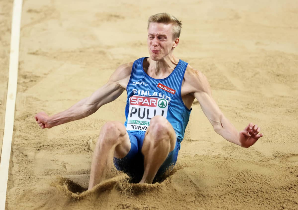 Pituushyppääjä Kristian Pulli yleisurheilun EM-hallikisoissa Torunissa maaliskuussa 2021.
