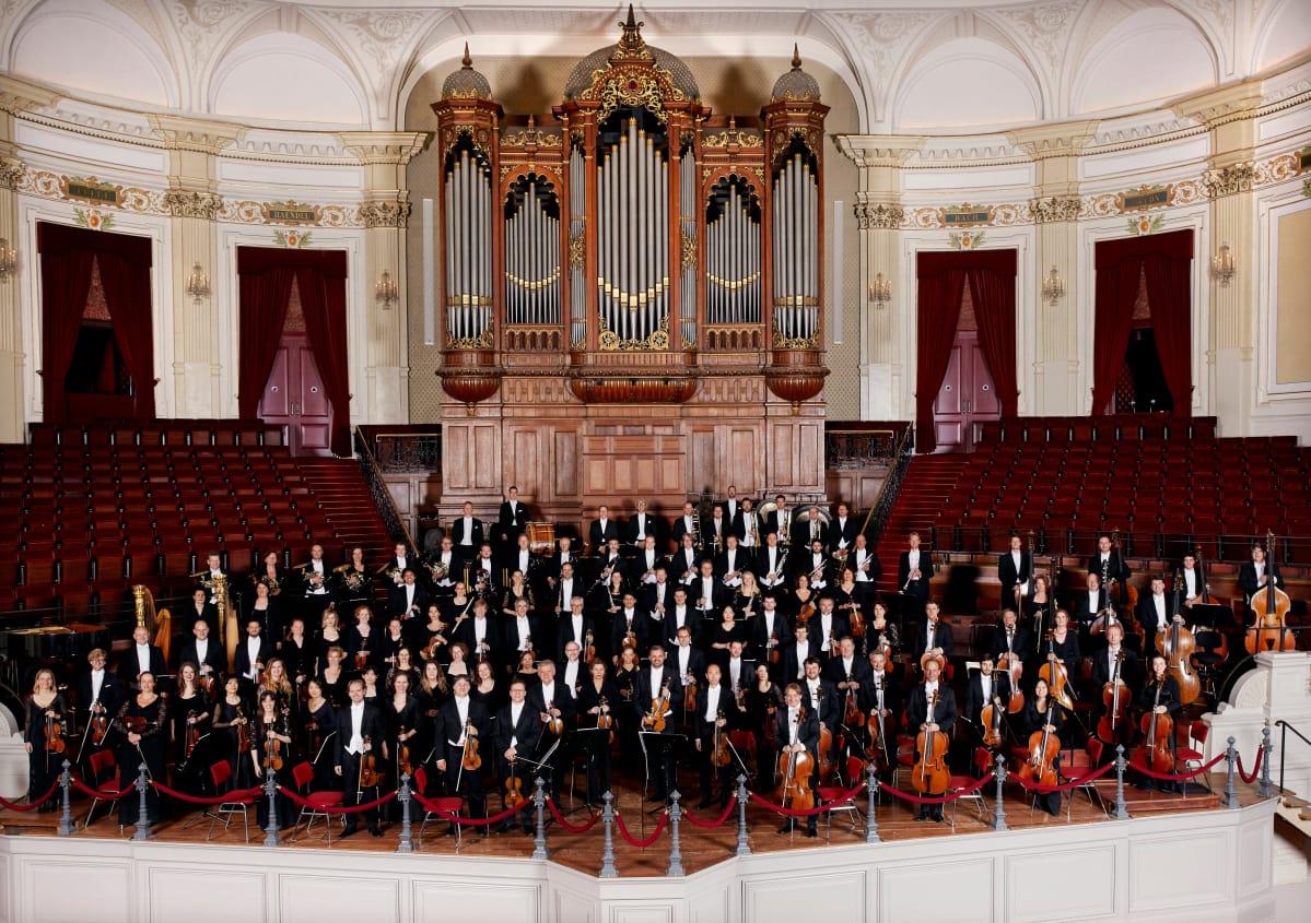 Amsterdamilaisorkesterin nimessä oleva concertgebouw-sana tarkoittaa konserttitaloa. Orkesterin kotisalia pidetään loistavan akustiikkansa vuoksi yhtenä maailman parhaista. Se avattiin orkesterin perustamisen yhteydessä vuonna 1888.