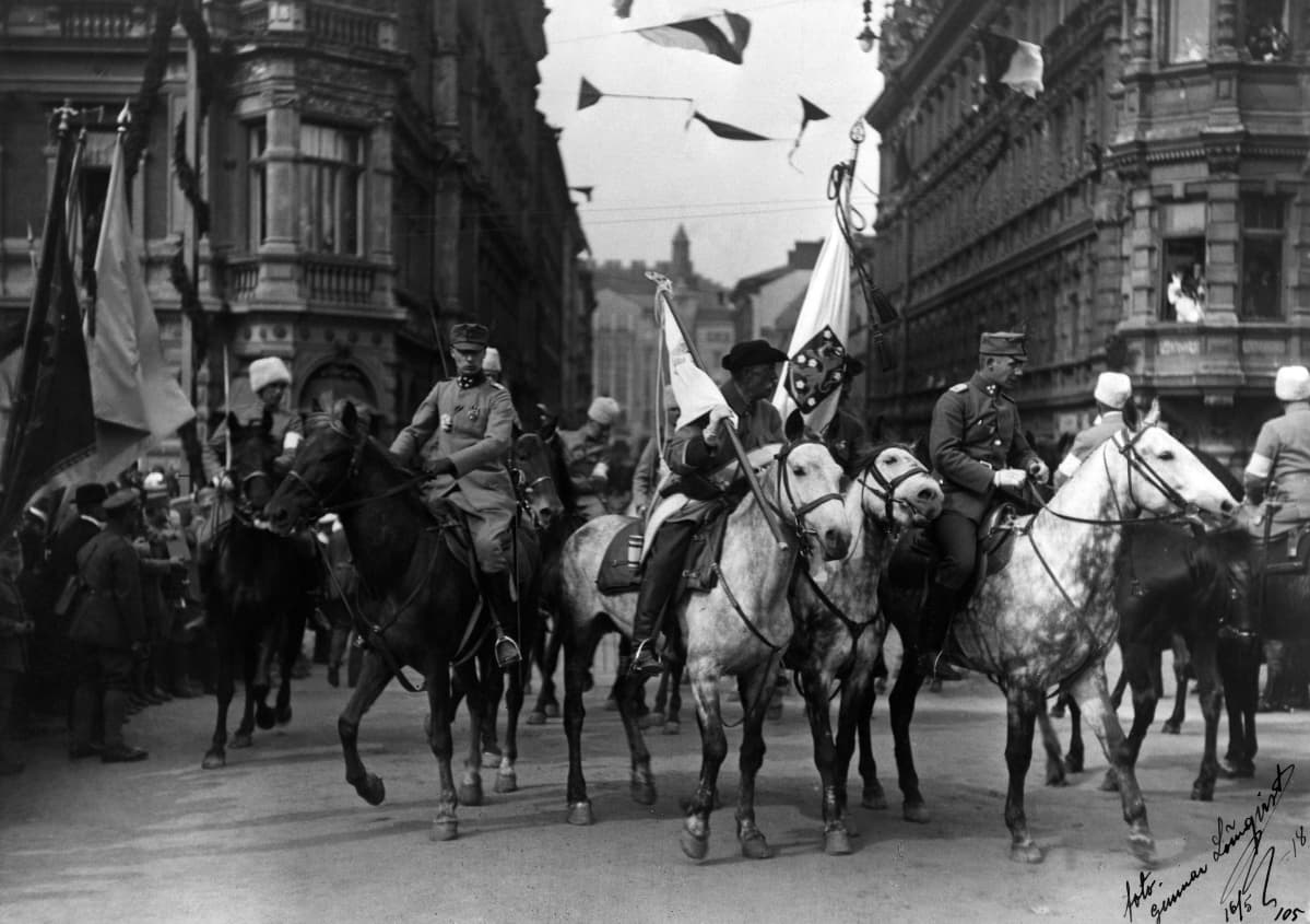 Pääesikunta saapuu Pohjoisesplanadille 16.5.1918.