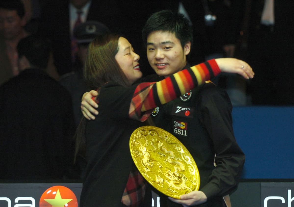Ding Junhuin äiti halaa poikaansa, joka on juuri voittanut Kiinan avoimet huhtikuussa 2005.