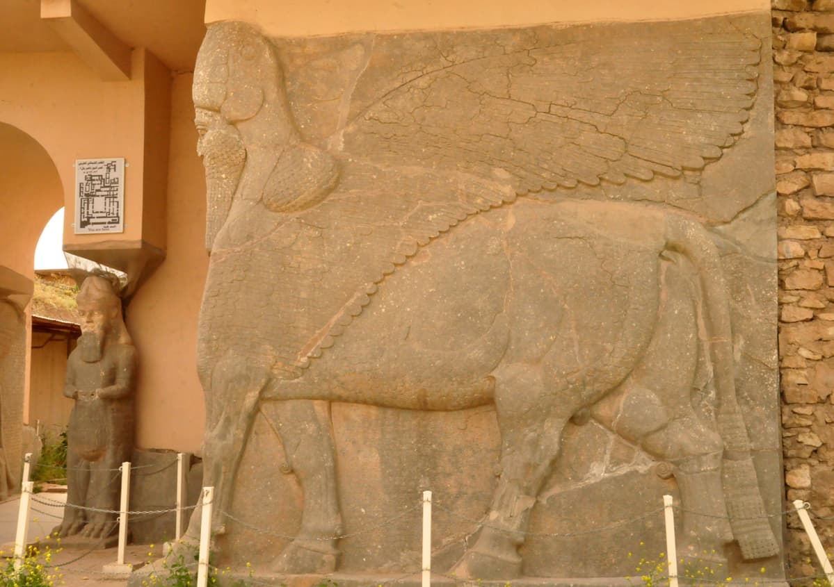 Huhtikuussa 2013 otettu valokuva veistoksesta Nimrudin kylässä.