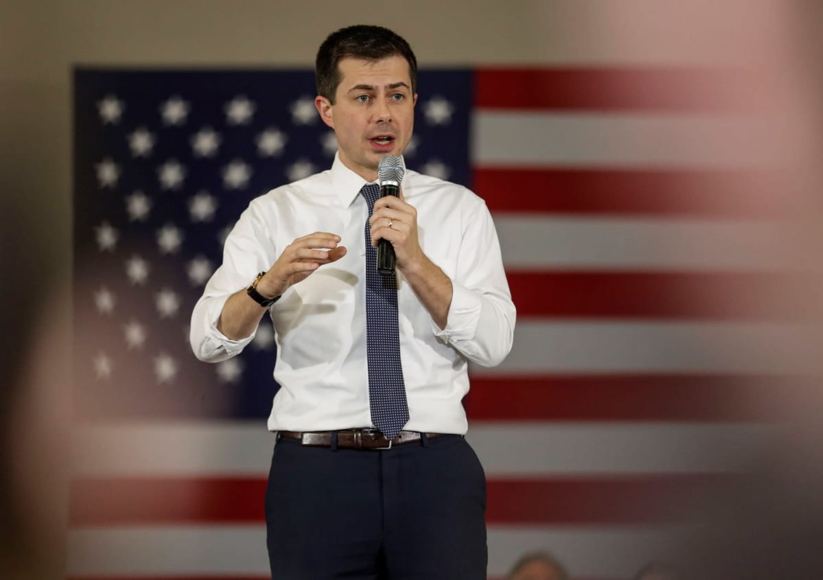 Yhdysvaltain demokraattisen puolueen esivaalien ehdokas Pete Buttigieg puhuu vaalitilaisuudessa.