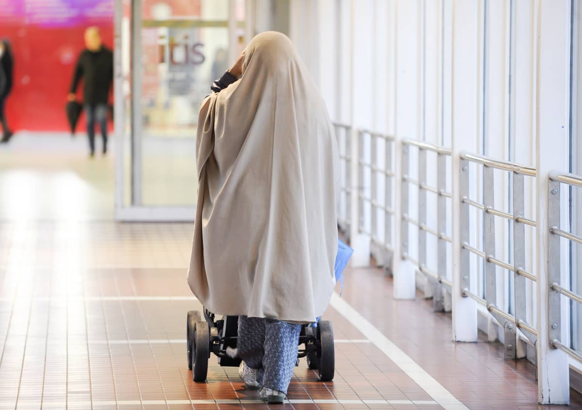 Musliminainen työntää lastenvaunuja uudistetussa kauppakeskus Itiksessä Helsingissä.
