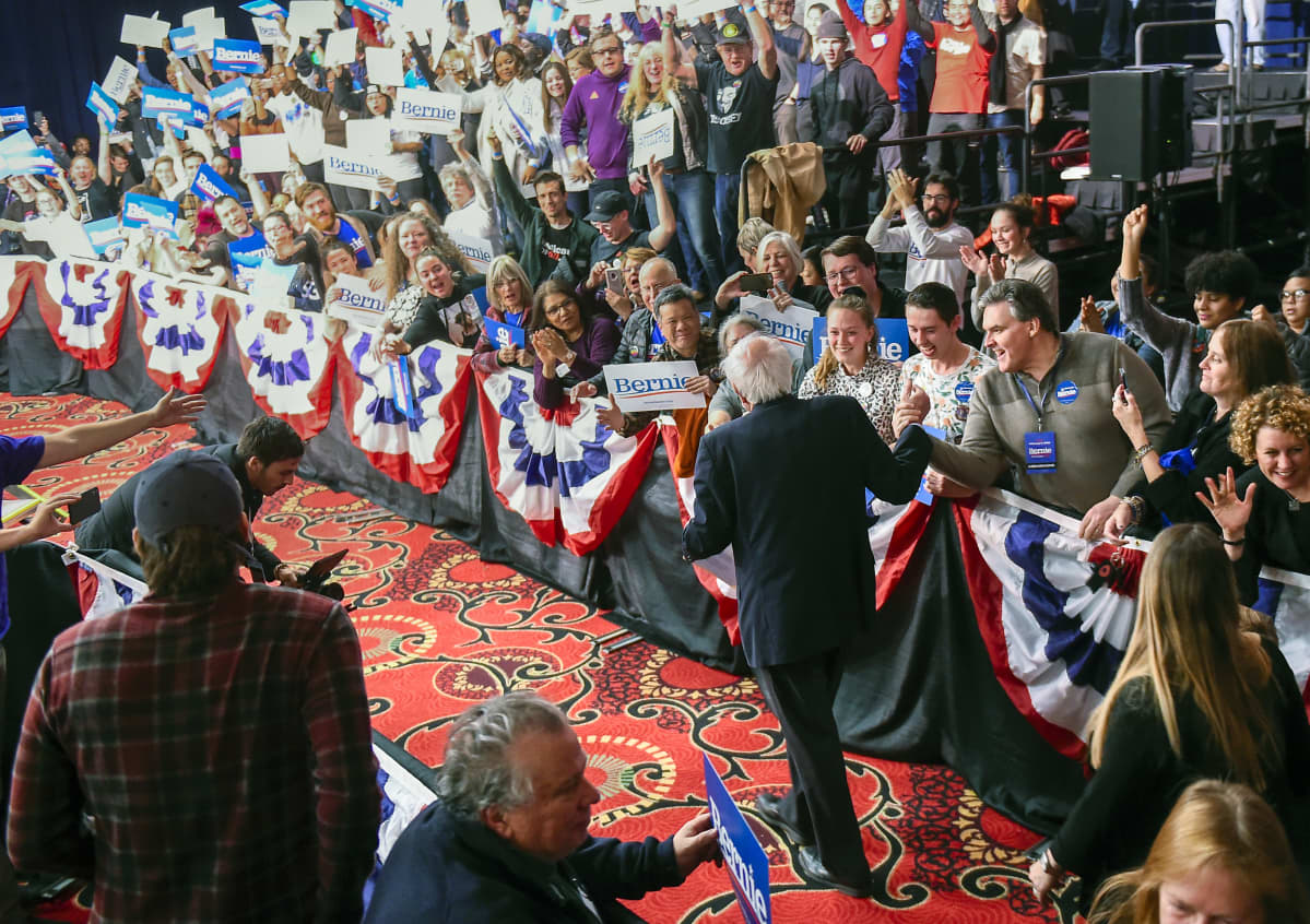 Bernie Sanders kävelee puhujalavalle